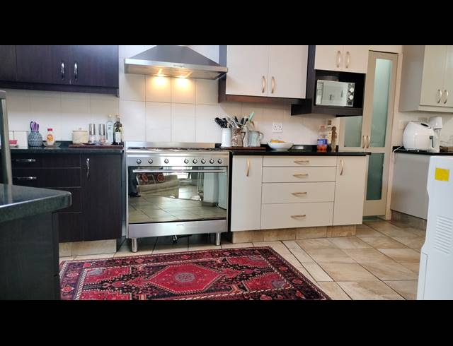 5 BEDROOM HOUSE FOR SALE IN FRAAIUITSIG